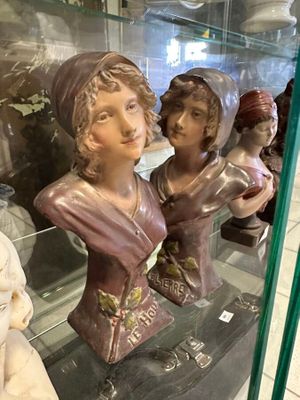 de nombreuses statues exposées dans une vitrine au musée