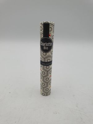 gros plan d'un flacon de parfum sur une surface blanche
