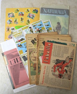 beaucoup de vieilles bandes dessinées sur la table