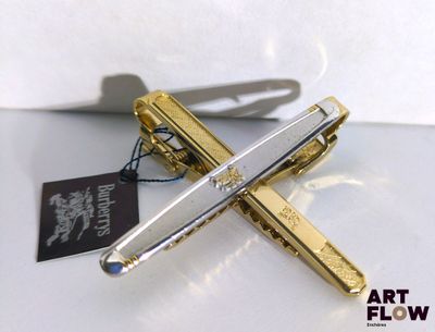 un stylo posé sur une table, avec une étiquette