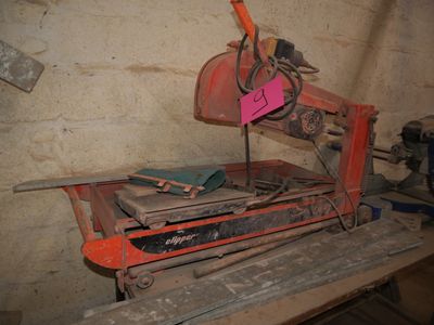 a machine that is sitting on a table in a room