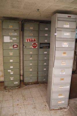 de nombreux classeurs dans une pièce comportant de nombreux tiroirs