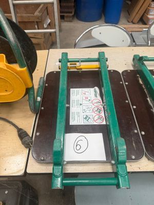 une photo d'une table sur laquelle se trouvent quelques outils
