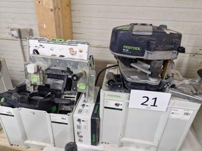 de nombreux types d'outils différents exposés dans un magasin