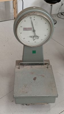 une balance posée par terre dans la pièce