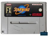 un gros plan d'une cartouche de jeu Nintendo portant le logo Starwing