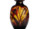 un vase orné d'un motif floral