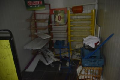 une photo d'une pièce où s'entassent de nombreux objets par terre