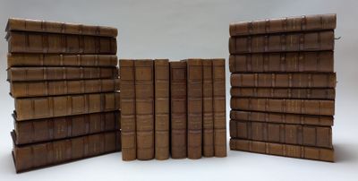 livres empilés sur une surface blanche