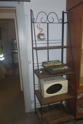 une étagère sur laquelle se trouvent un micro-ondes et un four à micro-ondes