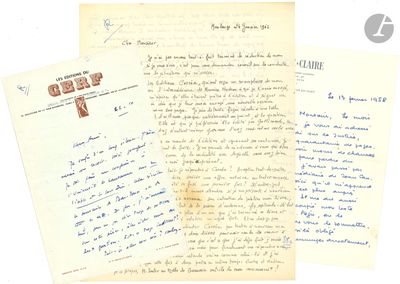 trois lettres et un bout de papier sur lequel il y a quelque chose d'écrit