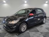 une photo d'une voiture noire dans un showroom