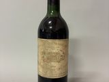 une bouteille de vin posée sur une table