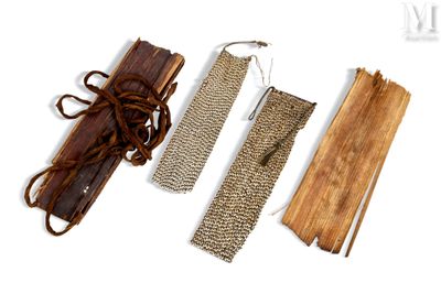 trois morceaux de bois attachés ensemble