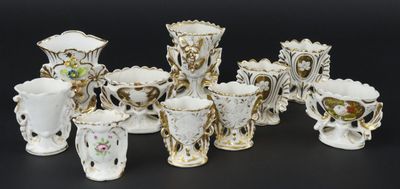 Ensemble de 10 vases en porcelaine de Paris.