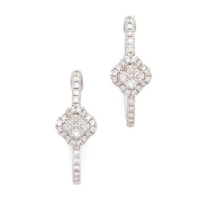 PAIRE DE CRÉOLES ponctuée en son centre d'un motif floral qu…