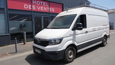 La camionnette blanche est garée devant l'Hôtel des Ventes.