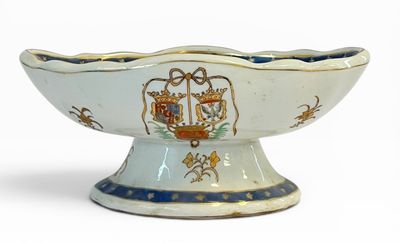 un bol blanc orné de motifs bleus et dorés
