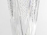 un vase en verre posé sur une table