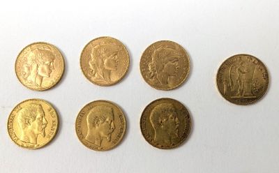 six types différents de pièces d'or sont représentés sur un fond blanc