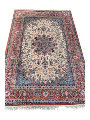 un tapis oriental avec un motif de médaillon sur fond blanc
