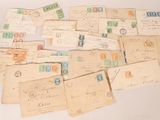 une pile de vieilles cartes postales sur une table