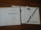 deux livres posés sur la table, sur lesquels on peut lire des inscriptions