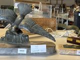 une statue représentant un oiseau posée sur une table