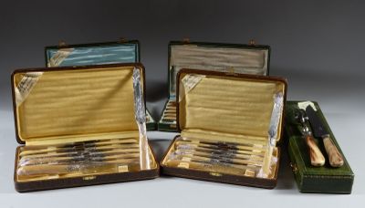 trois valises ouvertes posées sur une table, contenant des couteaux