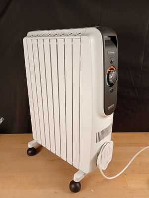 une photo d'un radiateur électrique blanc posé sur une table en bois