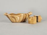 deux bols en bois et une salière en bois posés sur une table