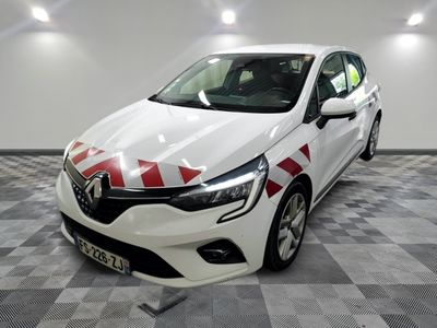 une photo d'une voiture blanche avec des bandes rouges et blanches