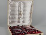 six paires de lunettes dans un étui posé sur une table