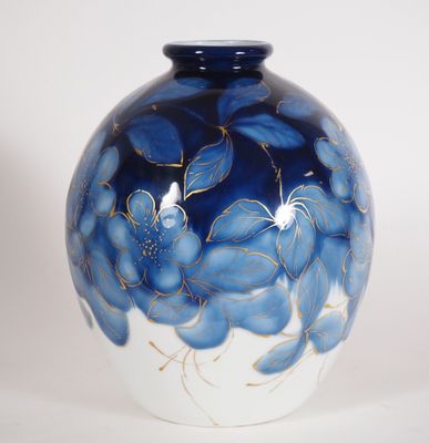 THARAUD. Vase ovoide en porcelaine à décor de fleurs et de f…