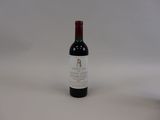 une bouteille de vin à côté d'une bouteille de vin