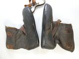 deux paires de chaussures accrochées au mur