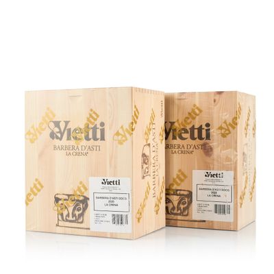 deux cartons de vin posés l'un à côté de l'autre sur une surface blanche