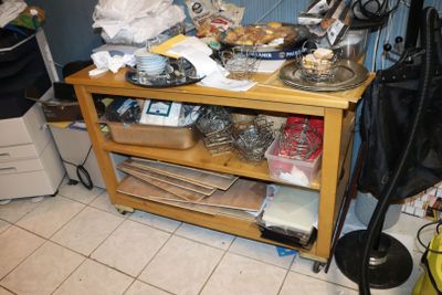 une table en bois sur laquelle sont posés de nombreux objets, dans une pièce