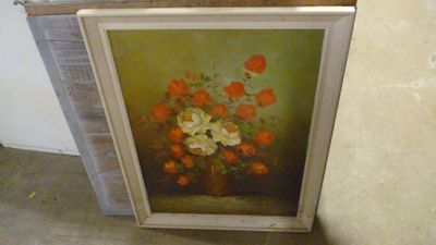 une photo d'un tableau représentant des fleurs dans un vase posé par terre