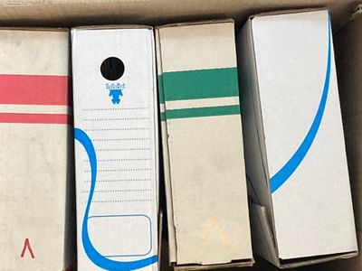 plusieurs boîtes contenant différents types d'appareils électroniques, elles-mêmes placées dans une boîte