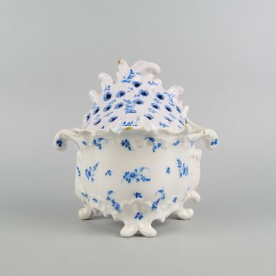 un vase bleu et blanc avec un couvercle à motifs floraux