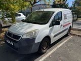 une camionnette blanche garée dans un parking
