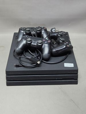 Plusieurs manettes de jeux vidéo sont empilées les unes sur les autres