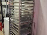 une photo d'un support à plateaux dans une cuisine