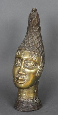 tête de femme en bronze, ornée d'une plume sur la tête