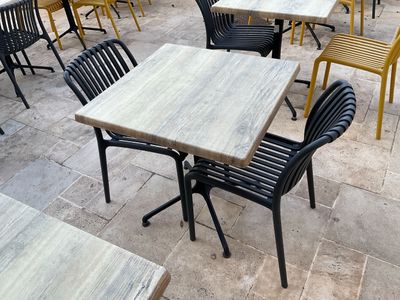 de nombreuses tables et chaises installées à l'extérieur, sur la terrasse