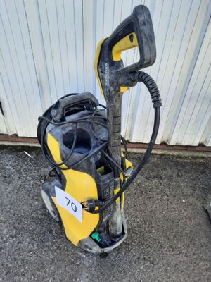 un gros plan d'un « pressurer » jaune et noir posé au sol