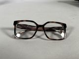 une paire de lunettes posée sur une table à côté d'un clavier