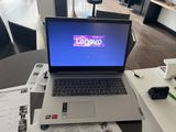un ordinateur portable posé sur une table