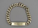une photo d'un bracelet sur lequel est inscrit le prénom « Naddine »